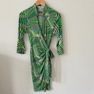 Maggy London Sz8 women’s Green and Blue Black Patterned wrapped mini Dress